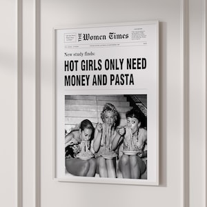 以下が含まれることがあります： The Women Timesというタイトルの新聞デザインの白黒フレーム入りポスター。見出しには「New study finds: HOT GIRLS ONLY NEED MONEY AND PASTA」と書かれています。テキストの下には、パスタを食べている3人のヴィンテージ写真があります。