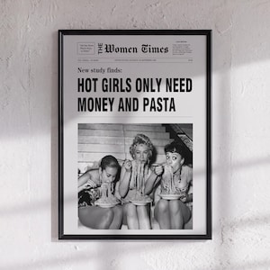 以下が含まれることがあります： The Women Timesというタイトルの白黒の額入りポスター。見出しには「New study finds: HOT GIRLS ONLY NEED MONEY AND PASTA」と書かれています。テキストの下には、膝の上の皿からパスタを食べている3人の人物のヴィンテージ写真があります。