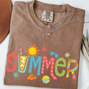 Camiseta gráfica de verano Comfort Colors: bonita camiseta playera retro con letras de sol, bebida y diversión. Camiseta con estética vacacional para mujer.