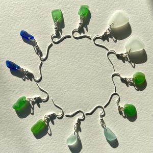 Pendientes de vidrio marino crudo de Devon con ganchos bañados en plata 925.