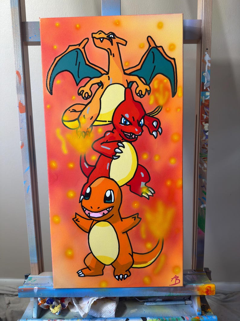 Op de afbeelding: Een verticaal canvas schilderij met drie oranje en rode vuurwezens die verticaal op elkaar zijn gestapeld. De achtergrond is een verloop van geel, oranje en rood met zachte, gloeiende cirkelvormige vlekken. Het onderste wezen is klein, het middelste is groter en rood, en het bovenste is een groot oranje wezen met blauwgroene vleugels.