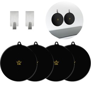 Peut inclure: Ensemble de dessous de plat ronds noirs avec un logo couronne doré et deux crochets en métal argenté. Deux dessous de plat sont suspendus et quatre sont posés à plat. Les dessous de plat sont en matériau résistant à la chaleur.