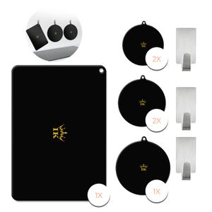 Peut inclure: Un ensemble de coussinets noirs, rectangulaires et circulaires, avec un logo de couronne dorée. Comprend également trois crochets argentés. Les coussinets circulaires sont percés pour être suspendus.