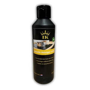 Könnte beinhalten: Eine schwarze Kunststoffflasche mit Inductie Reiniger 4-IN-1 Reiniger, verziert mit einem goldenen Kronenlogo und den Buchstaben IK. Das Etikett zeigt einen Metalltopf auf einem Kochfeld sowie Text zu den Vorteilen und ein Volumen von 250 ml.