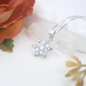 Collana fiocco di neve in argento sterling: gioielli invernali con zirconi cubici