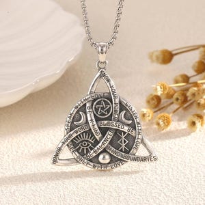 Puede incluir: Un collar con colgante de metal plateado en forma de triquetra con texto grabado que incluye "KNOW YOUR POWER", "LISTEN WITH LOVE", "MIND BOUNDARIES", "SEE ONLY WITH LOVE", "HONOR YOUR WORD", "SPEAK WITH LOVE", "BE KIND" y "BLESSED BE".