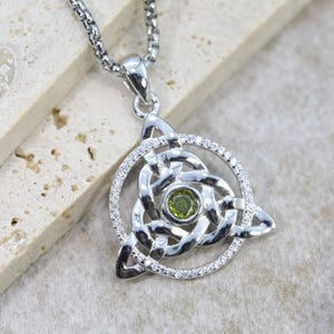 Collana con pietra portafortuna celtica per la mamma – Ciondolo a nodo della Trinità in argento sterling 925, simbolo di amore e protezione, regalo per la festa della mamma.
