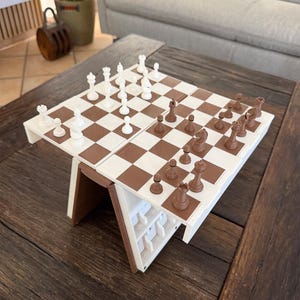 Puede incluir: Un juego de tres tazas de cer&aacute;mica con un acabado moteado y mate. Las tazas son de color crema, gris claro y gris oscuro. Cada taza tiene un dise&ntilde;o simple y minimalista y un asa redondeada.