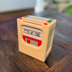 Floppy Click – Der Retro-Tech Untersetzerhalter - 3D Gedrückt - Retro Design - 3D Printed - Design aus 80er und 90er Jahre