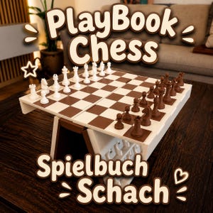 Peut inclure: Un jeu d'échecs pliant blanc et marron avec un plateau surélevé, comprenant des pièces d'échecs blanches et marron disposées pour jouer. Le texte PlayBook Chess et Spielbuch Schach est affiché en grandes lettres crème à contours marron.