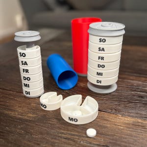 Pillendoosje in de vorm van een drankblikje | Pillendoos voor 7 dagen | Aanpasbare opbergruimte | 3D-geprint