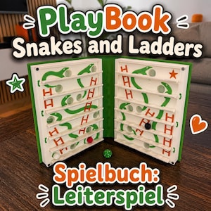 Puede incluir: Un juego de mesa titulado PlayBook Snakes and Ladders, que presenta un tablero plegable blanco con serpientes verdes, escaleras naranjas y agujeros circulares. El juego incluye tres piezas esféricas en rojo, negro y verde, y un dado verde.