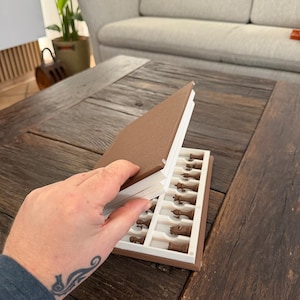 Puede incluir: Un letrero de madera r&uacute;stica con el texto "Welcome to our home" en un estilo manuscrito. El letrero presenta un acabado envejecido y un dise&ntilde;o simple y acogedor, ideal para un porche o entrada.