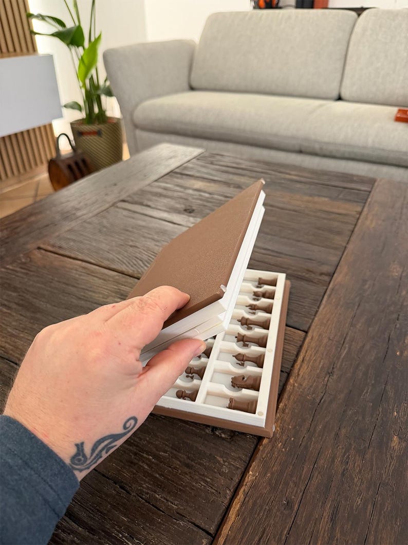 Puede incluir: Un letrero de madera r&uacute;stica con el texto "Welcome to our home" en un estilo manuscrito. El letrero presenta un acabado envejecido y un dise&ntilde;o simple y acogedor, ideal para un porche o entrada.