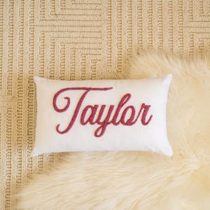 Cojín personalizado con nombre grabado y punzón: cojín con texto Taylor personalizado y elegante textura hecha a mano, un regalo femenino para sofá, habitación de bebé o cama.