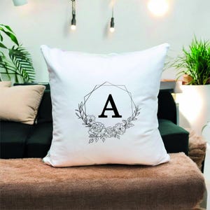 Funda de almohada con monograma floral: cojín personalizado de arpillera con letra personalizada en una corona botánica para regalo de boda o decoración acogedora.