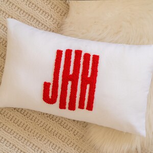 Cojín personalizado con inicial de aguja perforadora: cojín con monograma personalizado y textura artesanal, un regalo moderno y acogedor para sofá, habitación infantil o dormitorio.