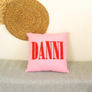 Cojín personalizado con nombre Punch: texto rojo personalizado sobre tela rosa, cojín hecho a mano con letras en negrita para adolescentes, ideal como decoración de dormitorio o regalo para habitación de niña.