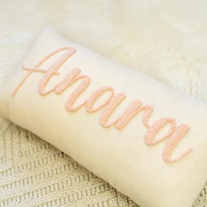 Cojín personalizado con nombre grabado: cojín suave con escritura bordada a mano, regalo personalizado para niña, despedida de soltera o un acogedor detalle para el hogar.