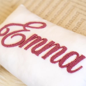 Cojín personalizado con nombre de aguja perforadora: cojín personalizado con la inscripción Emma y textura hecha a mano, ideal como decoración para habitación infantil o como regalo para niña.