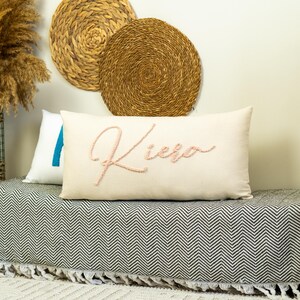 Cojín con texto personalizado: bordado de nombre personalizado sobre lienzo suave, regalo hecho a mano para habitación de novia, niña o decoración minimalista para el hogar.