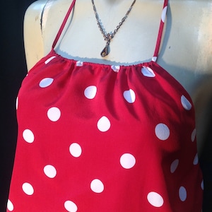 Neu mit Etikett Reiner SEIDE Rot Tupfen Schulterfrei Neckholder Krawatte Top 14 Gefüttert Riemen Krawatte Zurück CottageCore Cruise Travel Designer Island Wear Beach INC