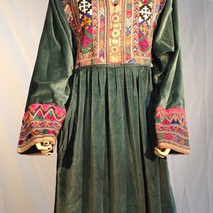 42 Bust STUNNINGKUCHIVELVET Rare Wedding Emb Afghani DressSage FucshiaWide Flared SleevesSmall MirrorsJewel TonesTribal Ethnic M image 3