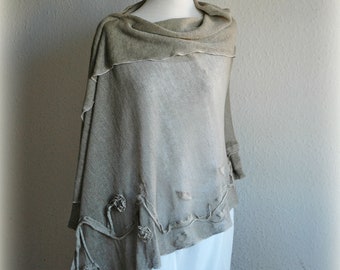 Grauer Strickponcho aus Leinen für Damen: Boho-Kleidung mit Applikationen