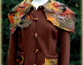 Peut inclure: Une veste marron avec un grand col en feutre coloré et des poches. Le col et les poches sont décorés de motifs abstraits dans des tons d'orange, jaune, vert et marron. La veste a une fermeture à boutons et est faite d'un tissu doux et texturé.