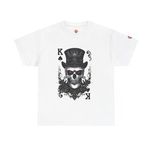 Camiseta con calavera del Rey de Picas, camiseta con naipes de esqueleto, top unisex gótico, camiseta de Halloween, ropa alternativa oscura, camiseta con gráfico rockero.