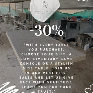 Pu&ograve; includere: Un grande tavolo rettangolare grigio chiaro con una superficie strutturata. L'immagine include il testo "-30%" e un messaggio promozionale sulla scelta di un regalo con l'acquisto.