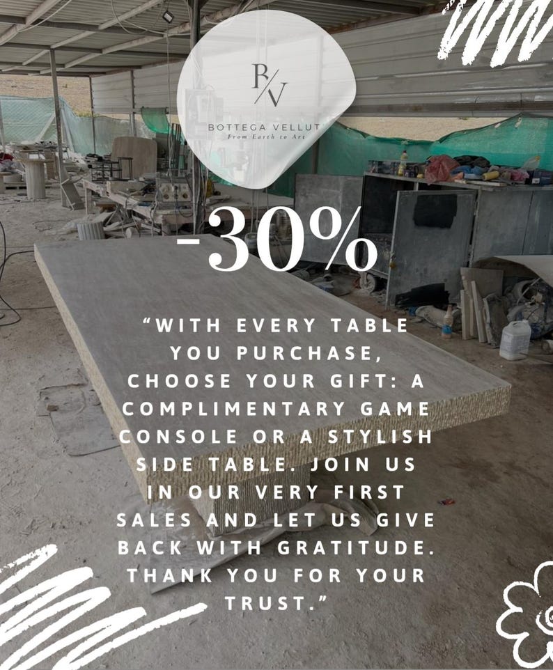 Pu&ograve; includere: Un grande tavolo rettangolare grigio chiaro con una superficie strutturata. L'immagine include il testo "-30%" e un messaggio promozionale sulla scelta di un regalo con l'acquisto.