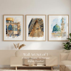 Puede incluir: Un conjunto de tres impresiones en acuarela enmarcadas. El arte representa monumentos religiosos con tonos dorados, azules y verdes. El texto "Wall Art Set of 3" y "Instant Download" es visible.