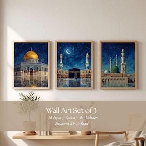 Könnte beinhalten: Set aus drei gerahmten Wandkunstdrucken mit Aquarellmalereien islamischer Wahrzeichen. Die Kunstwerke zeigen ein Gebäude mit goldener Kuppel, die Kaaba und eine Struktur mit grüner Kuppel, alles vor einem dunkelblauen Nachthimmel. Der Text "Wall Art Set of 3" ist sichtbar.