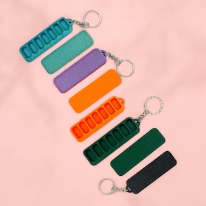Porte-clés pour pilules 7 jours Petit porte-clés de 8 cm de long Porte-clés pour pilules 7 jours Récipient à pilules Support portable pour pilules et vitamines Médicaments hebdomadaires