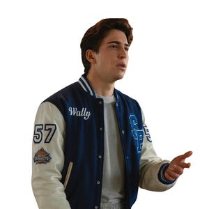 Könnte beinhalten: Marineblaue und cremefarbene Collegejacke mit dem Namen "Wally" auf der Brust gestickt. Die Jacke hat die Nummer "57" und ein Basketball-Emblem auf dem Ärmel. Die Jacke hat eine Knopfleiste und gestreifte Bündchen.