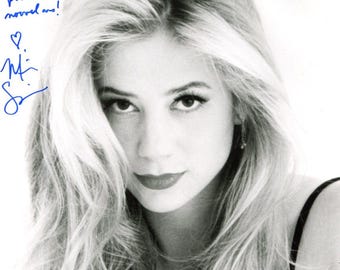 ミラ・ソルヴィノのサイン入り写真（ホログラム証明書付き） - Etsy 日本