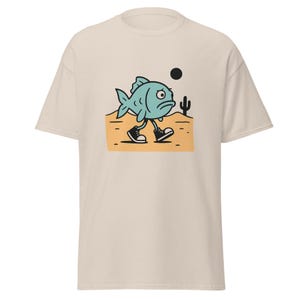 水から出た魚Tシャツ – スニーカーを履いて歩く面白い魚 | シュールな不安を描いた漫画Tシャツ | 奇妙なグラフィックTシャツ | メンタルヘルスストリートウェア