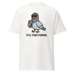 Camiseta de Paloma Quemada - "Aún Funcionando" - Divertida camiseta de pájaro exhausto / Camiseta de dibujos animados de café / Ropa urbana extragrande de salud mental