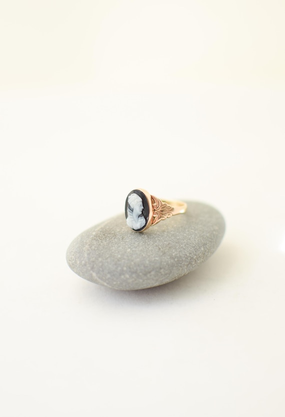 Vintage 10 Karat Gold Cameo Ring | US 7.75-8