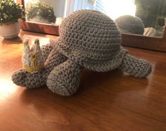 Figura/peluche de Papa Tortuga / Perro Santo / Pastor de Votos Miriel - crochet hecho a mano