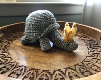 Figura/peluche de tamaño pequeño de Papa Tortuga / Perro Santo / Miriel Pastor de Votos - hecho a mano en crochet