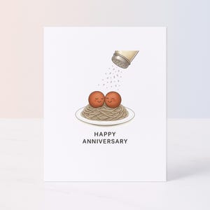 Cartão de aniversário engraçado com almôndegas – Cuddling Under Parmesan - Download digital moderno para casais