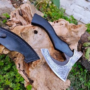 Hacha vikinga hecha a mano con forma de puño y cortador de pizza, rebanador de acero al carbono con barba y grabado, cuchillo ULU, picador, regalo para hombres