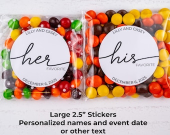 Op de afbeelding: Twee transparante zakjes gevuld met kleurrijke snoepjes. Elke zak heeft een wit rond etiket met de woorden "Lilly and Casey", "her favorite" en "December 6, 2025" op één zak en "his favorite" op de andere.