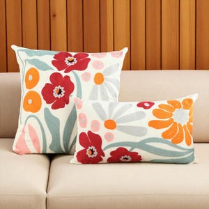 Funda de cojín con tulipanes bordados: cojín floral botánico para sofá, sillón o dormitorio. Decoración primaveral para el hogar y regalo.