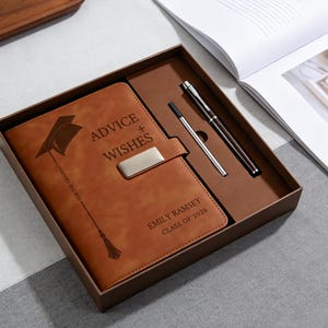 Ratschläge und Wünsche Abschluss-Journal, graviertes Leder-Notizbuch-Set mit Stift, Klasse von 2026 Grad Party Book, benutzerdefiniertes Universitäts-Abschlussgeschenk