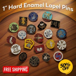 Puede incluir: Una colección de pines de solapa de esmalte duro de 2,5 cm de diámetro en varias formas y diseños, incluyendo cuadrados, círculos y escudos. Los pines presentan una variedad de colores y detalles intrincados, algunos con texto. La imagen también incluye una pegatina "50% OFF".