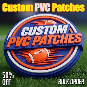 Peut inclure: Ensemble de trois mugs en céramique avec une finition mate et mouchetée. Les tasses sont de couleur crème, gris clair et gris foncé. Chaque mug a un design simple et minimaliste.