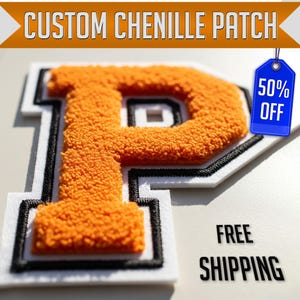 Peut inclure: Écusson en chenille orange en forme de lettre "P" avec une bordure blanche et noire. L'écusson a un aspect texturé et flou. L'image comprend également le texte "CUSTOM CHENILLE PATCH" et une étiquette bleue indiquant "50% OFF".
